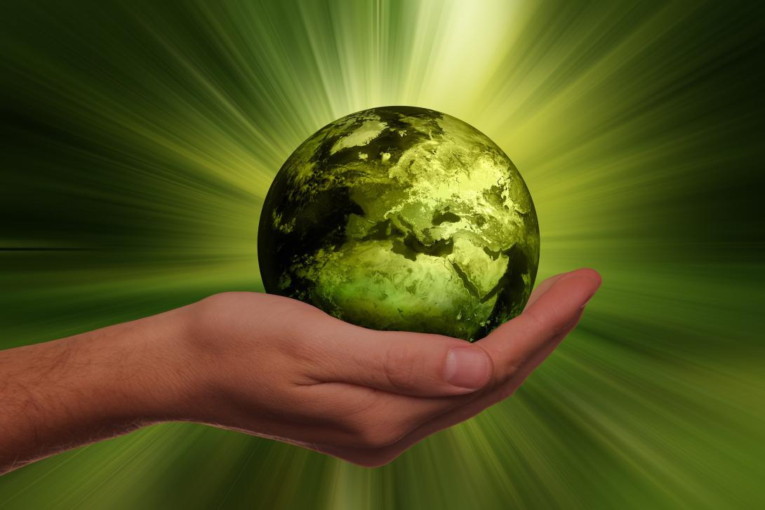 Foto de uma mão segurando um globo terrestre
